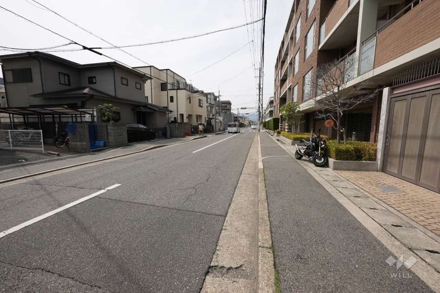 敷地南側の前面道路（東側から）
