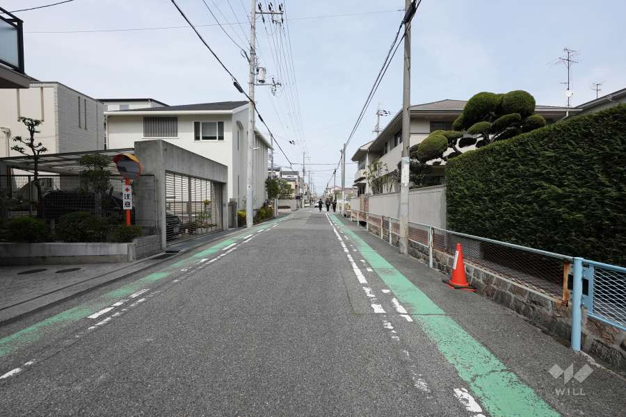 敷地西側の前面道路（南側から）