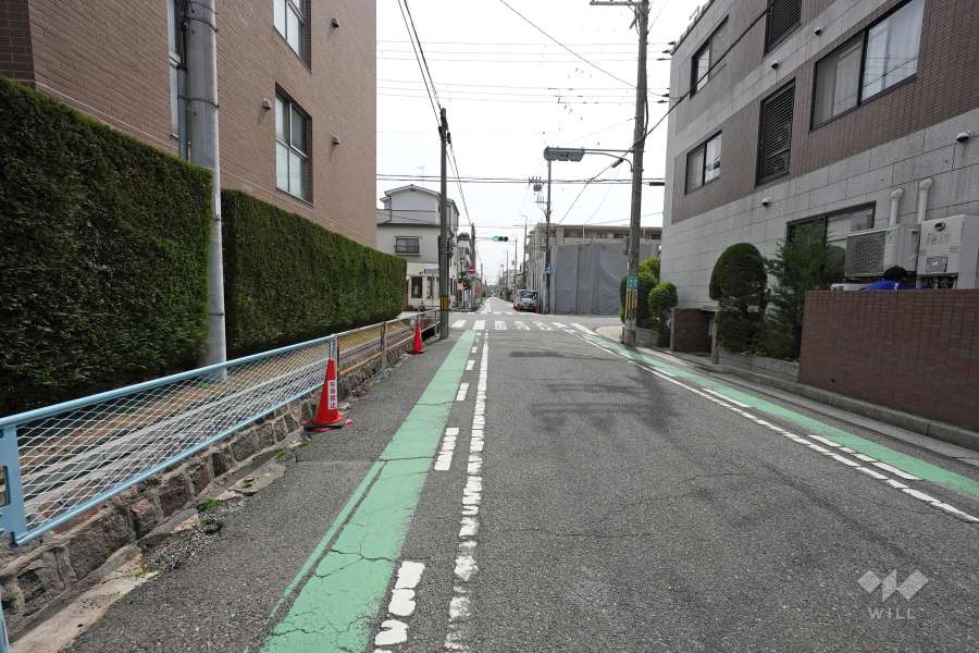 敷地西側の前面道路（北側から）