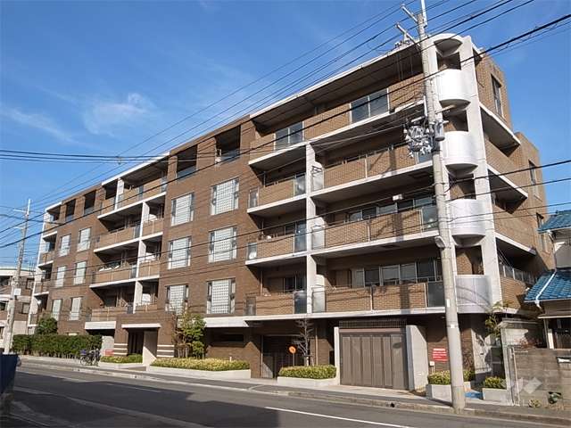 ウィルグランデ甲子園の外観（南東側から）　外壁には二丁掛けタイルとガラスブロックが使用されています。