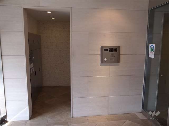 大理石張りのエントランスホール。宅配ボックスとオートロック付きです。