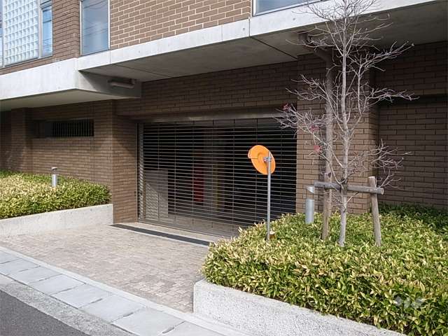 リングシャッター付きの敷地内駐車場。屋内にあり、ターンテーブルが設置されています。