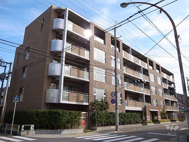 ウィルグランデ甲子園の外観（南西側から）　南西角地の立地。