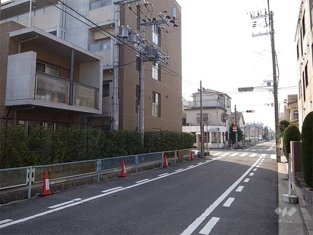 敷地西側の通り。周辺は区画の整った住宅地です。