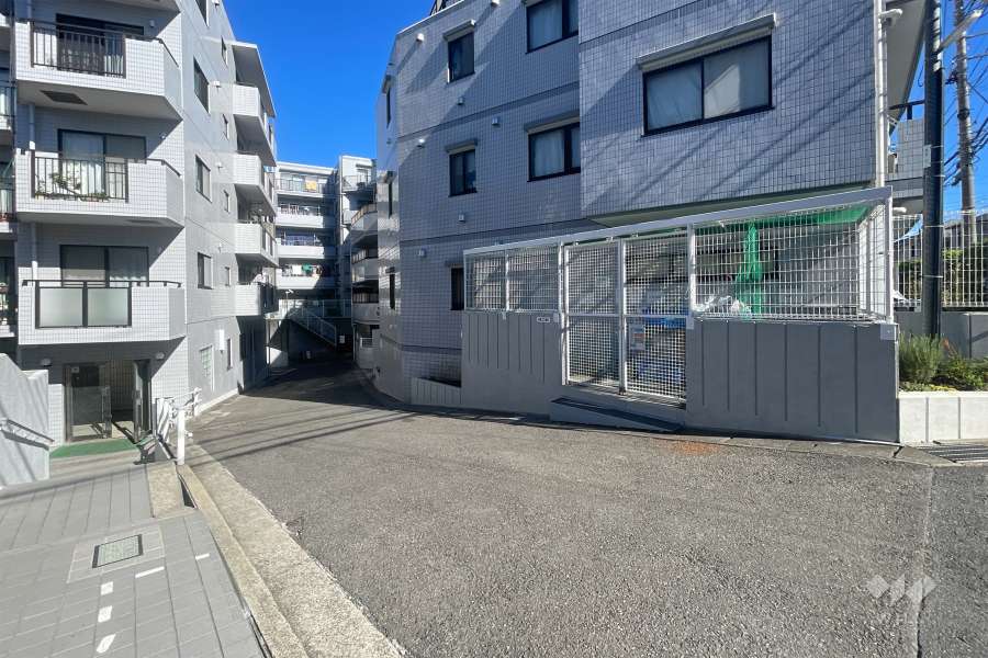 敷地西側の前面道路　