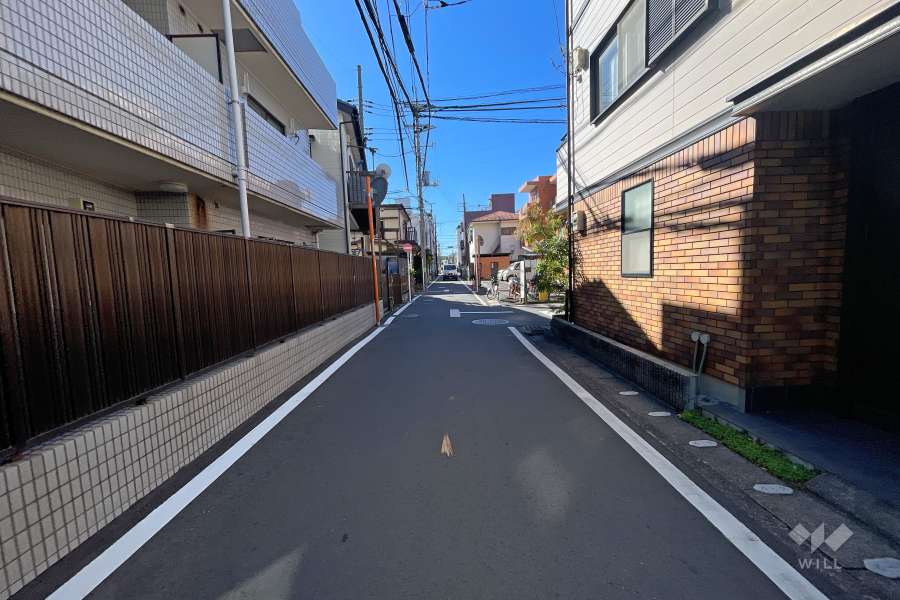 敷地北西側の前面道路（北東側から）