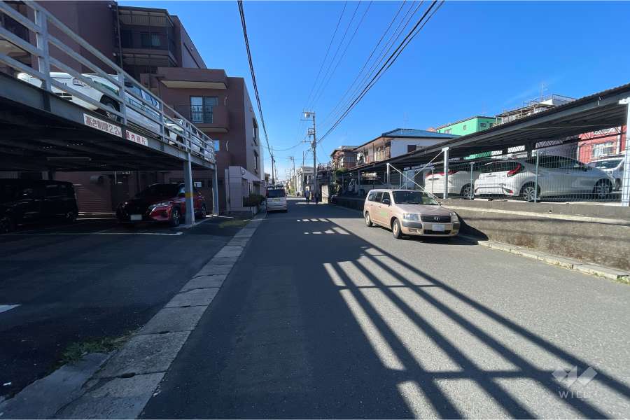 敷地東側の前面道路（南側から）