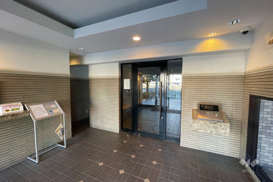 エントランスはオートロック付きです。