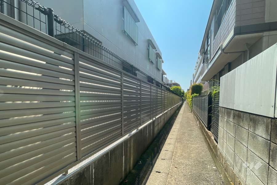 敷地北側の前面道路