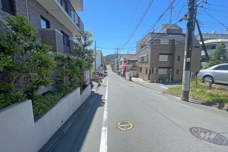 敷地西側の前面道路（北側から）