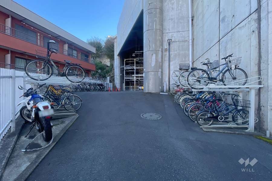 敷地内駐車場（屋内機械式）と駐輪場