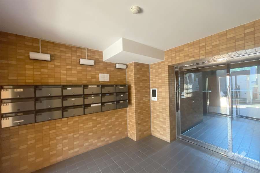 エントランスはオートロック付きです。