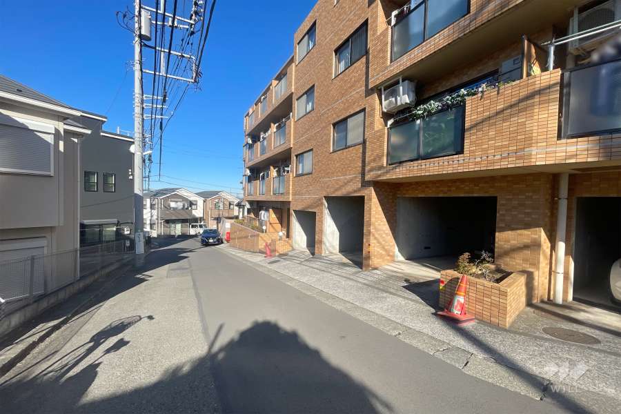 敷地西側の前面道路（南側から）