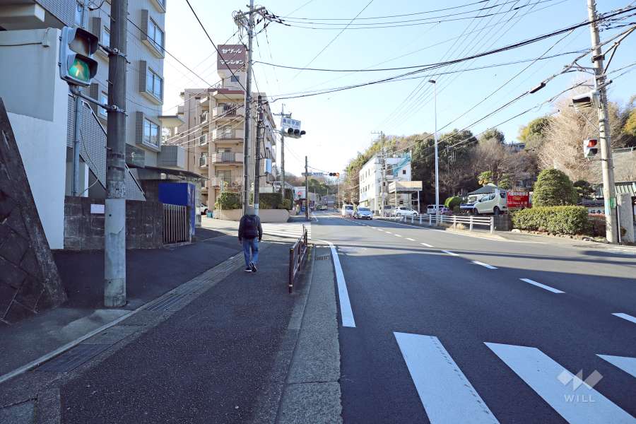 敷地北側の前面道路（東側から）