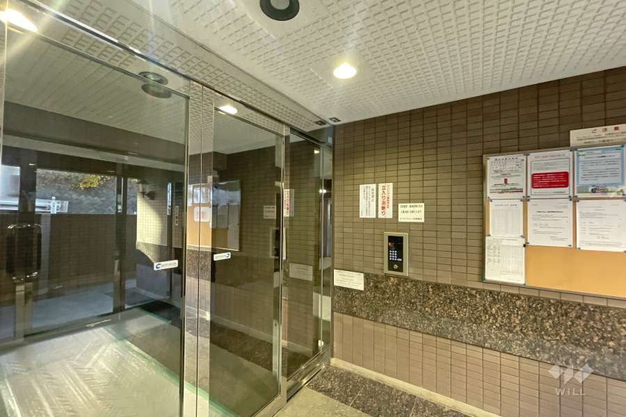 エントランスはオートロック付きです。