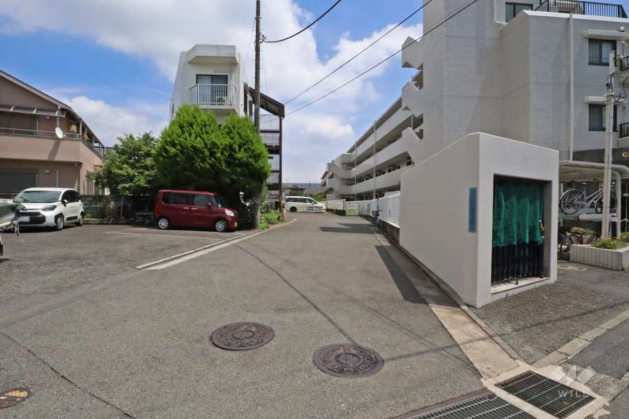 敷地北東側の前面道路（北西側から）