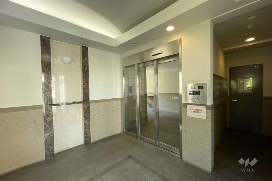 エントランスはオートロック付きです。