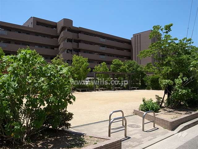敷地北側には隣接して上葭原西公園があります。