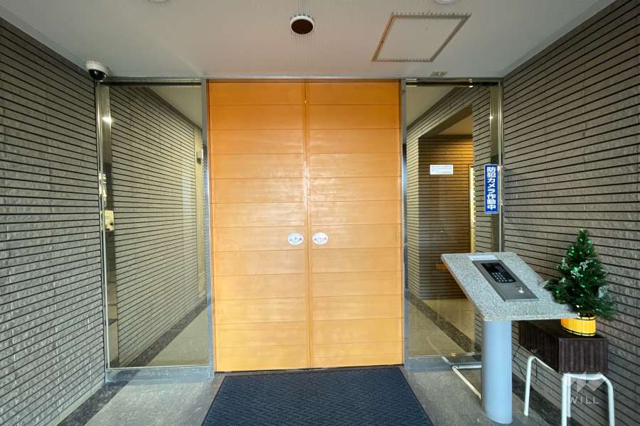 エントランスはオートロック付きです。