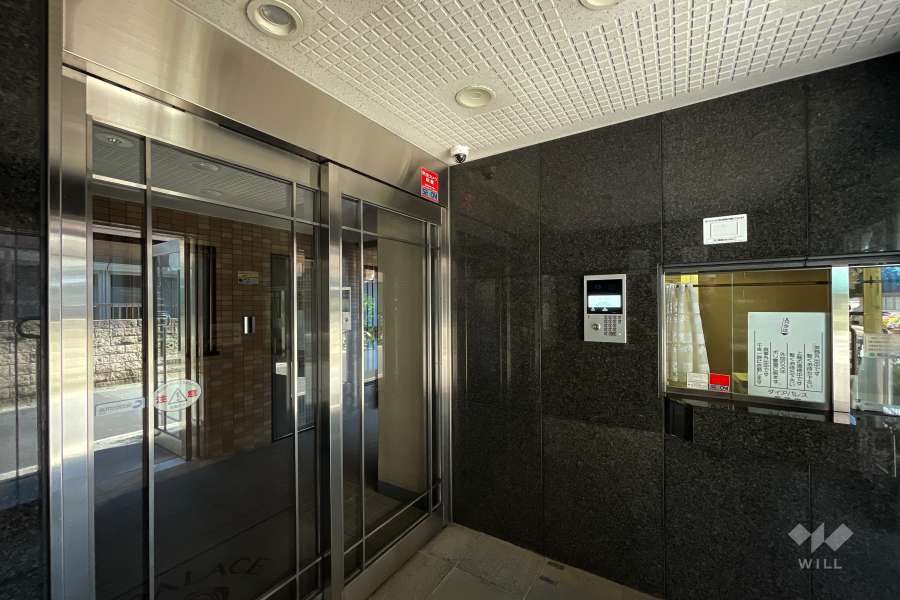 エントランスはオートロック付きです。