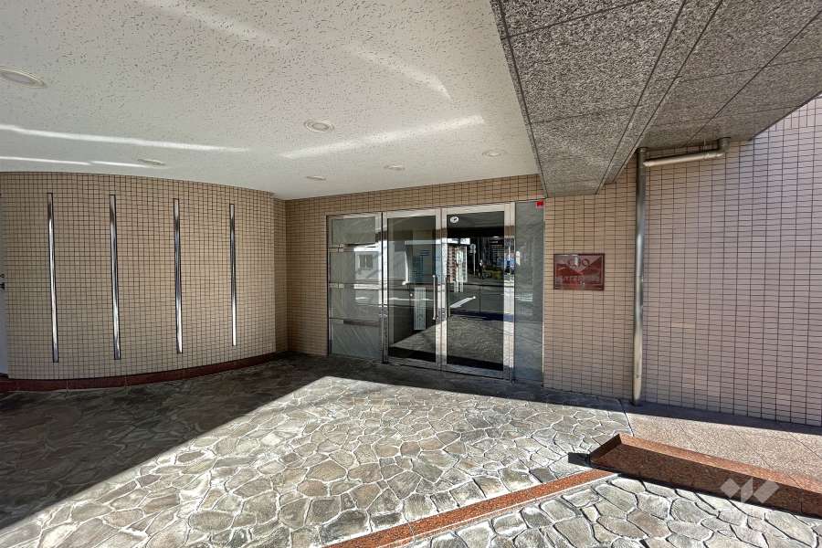 石畳のエントランス