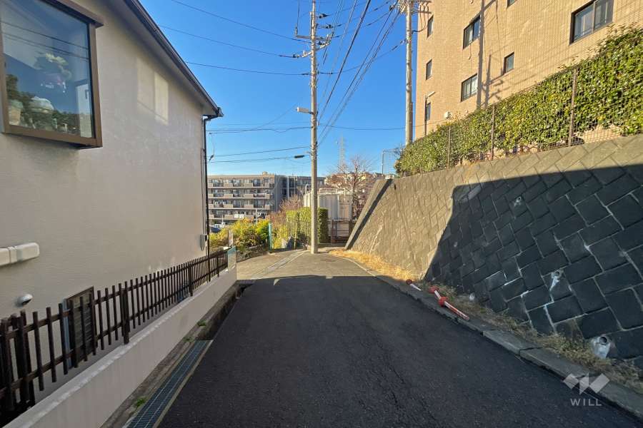 敷地南西側の前面道路（南東側から）