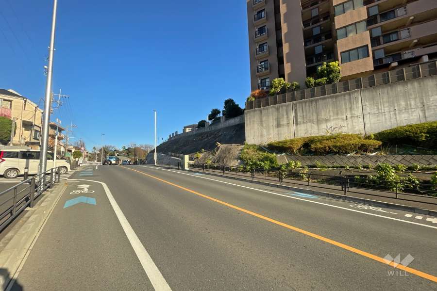 敷地北西側の前面道路（南西側から）