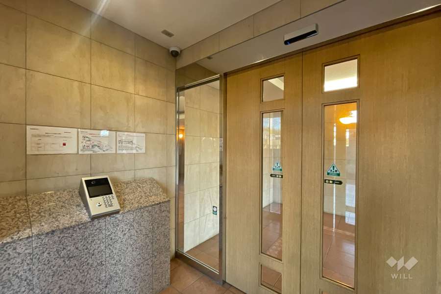 エントランスはオートロック付きです。