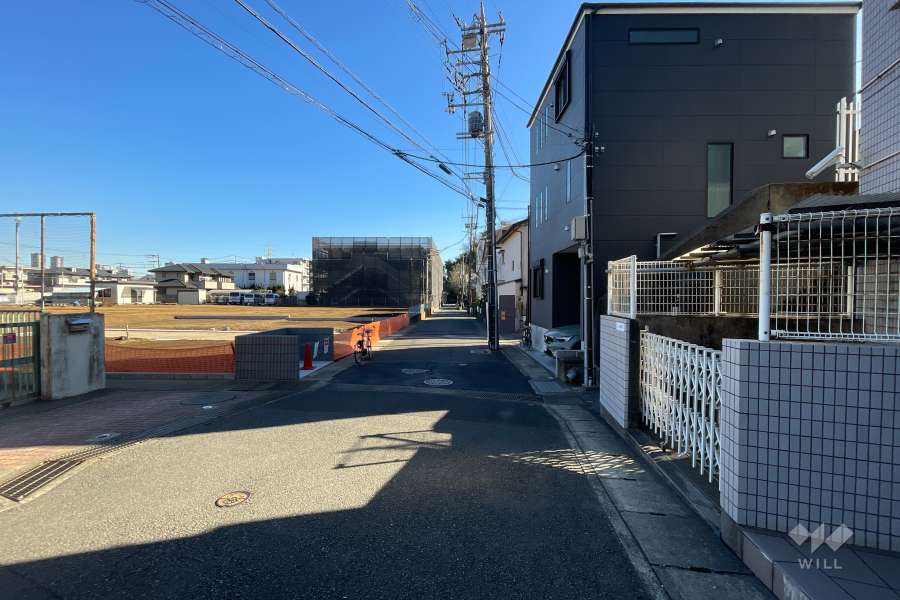 敷地南側の前面道路（東側から）