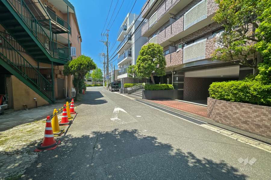 敷地南側の前面道路（東側から）