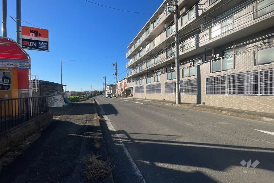 敷地南側の前面道路（東側から）