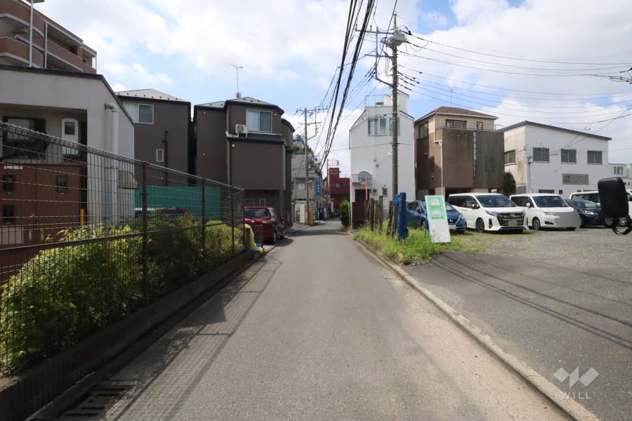 敷地西側の前面道路(南側から)