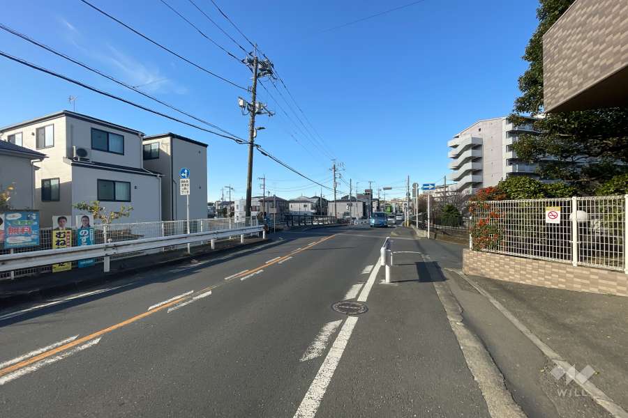 敷地西側の前面道路（南側から）