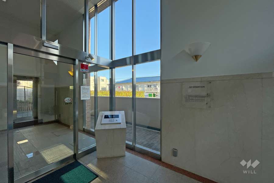 エントランスはオートロック付きです。