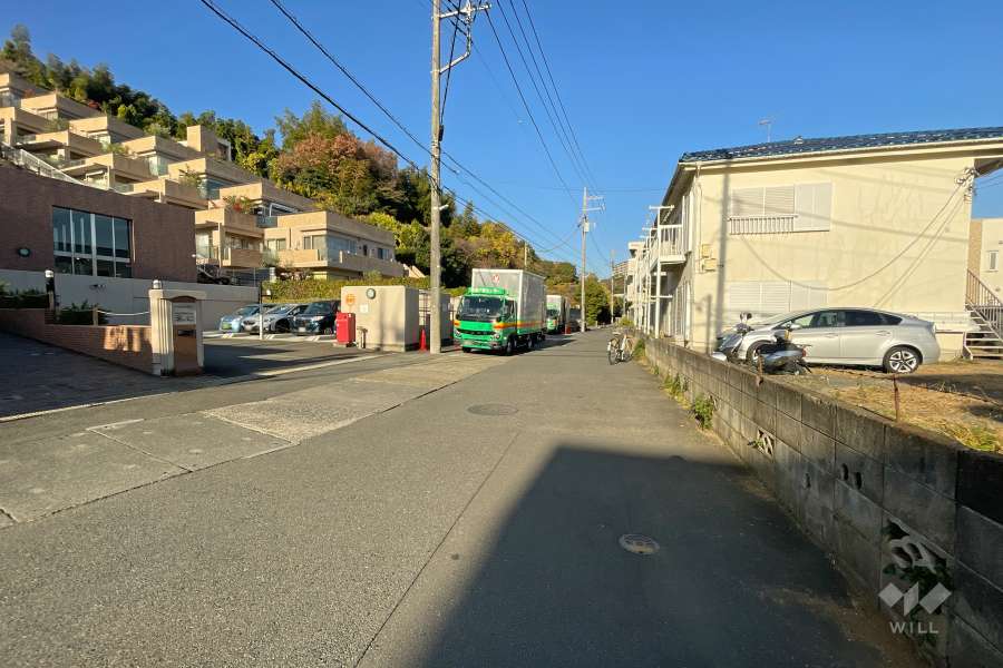 敷地北東側の前面道路（南東側から）