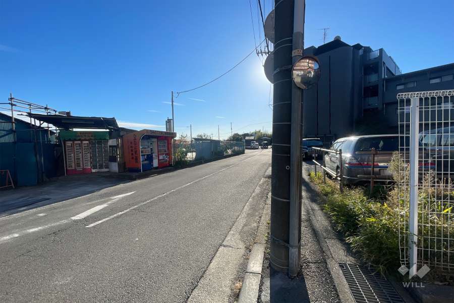 敷地南東側の前面道路（北東側から）