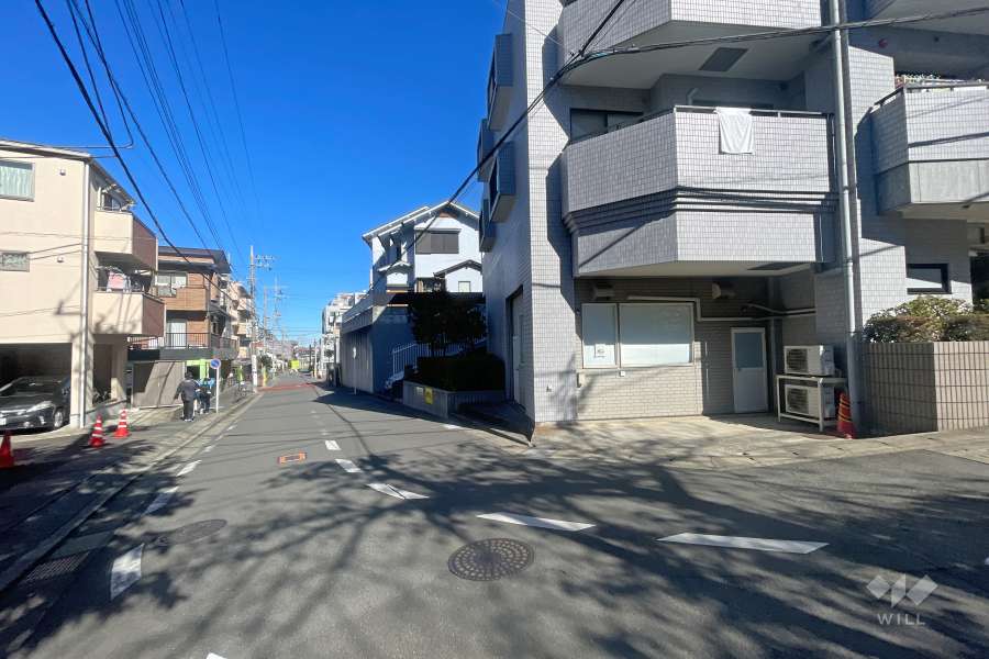 敷地北西側の前面道路（南西側から）