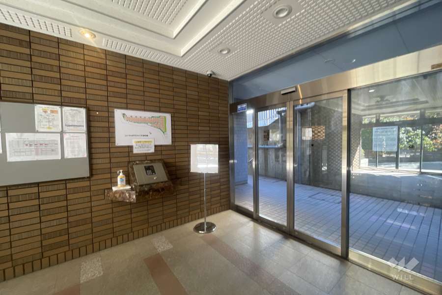 エントランスはオートロック付きです。