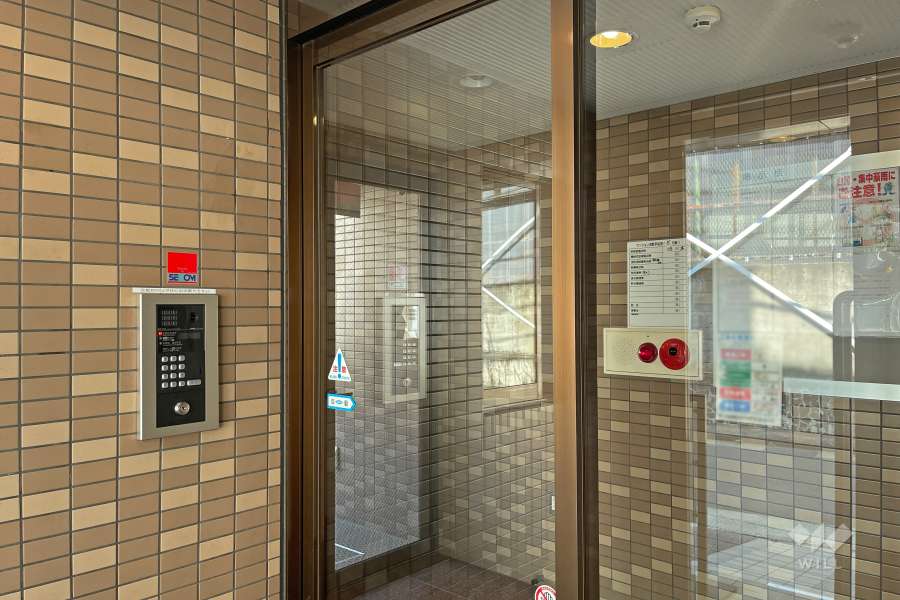 エントランスはオートロック付きです。