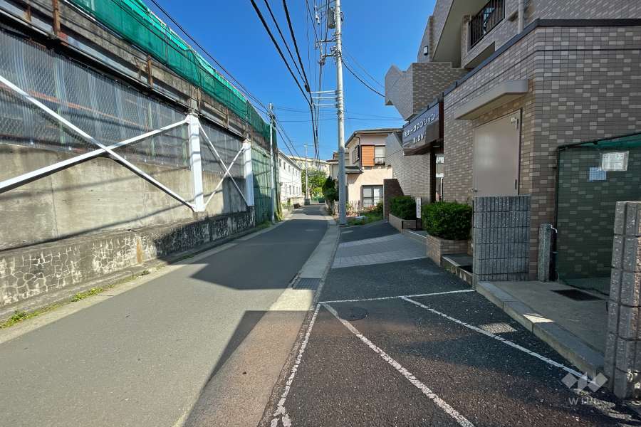 敷地西側の前面道路（南側から）
