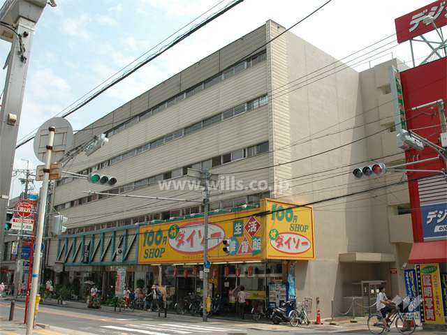 箕面マンションプラザの外観（北西側から）　1階には店舗が入っています。