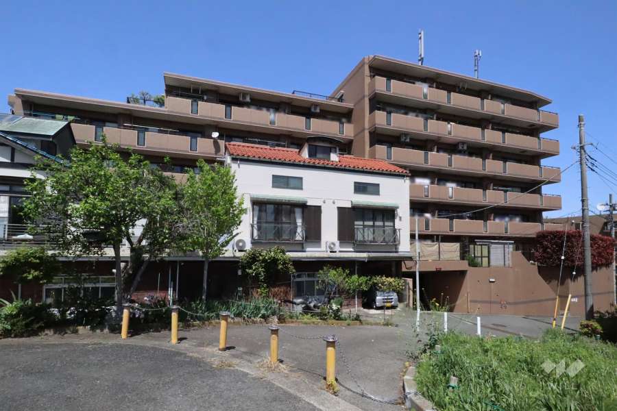 ライオンズガーデン久地の外観(南西側から)　