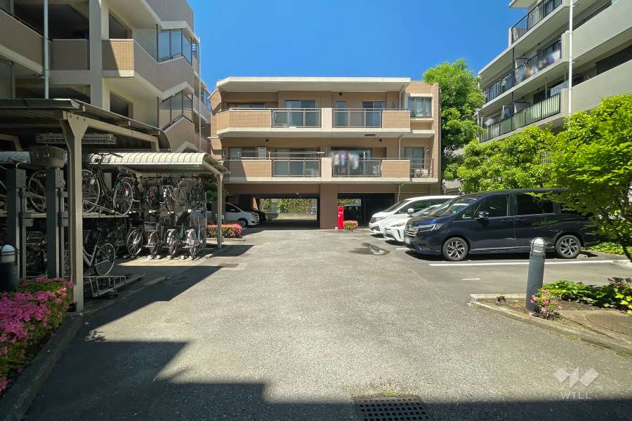 敷地内駐車場（屋外平面式）と駐輪場