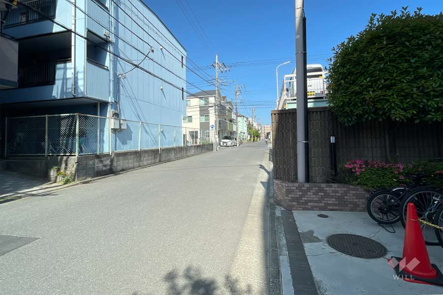 敷地北側の前面道路（西側から）前面道路