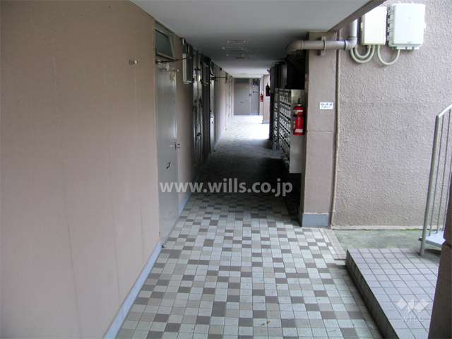 1階の共用廊下と共用ポスト