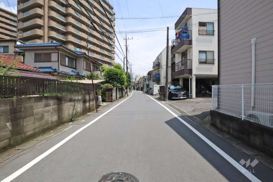 敷地南側の前面道路（西側から）
