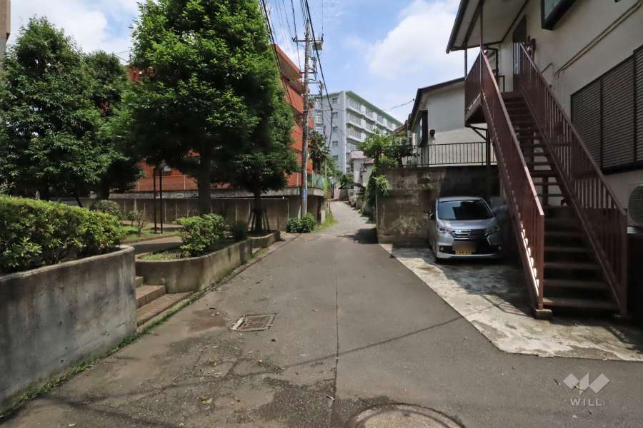 敷地南東側の前面道路（南西側から）