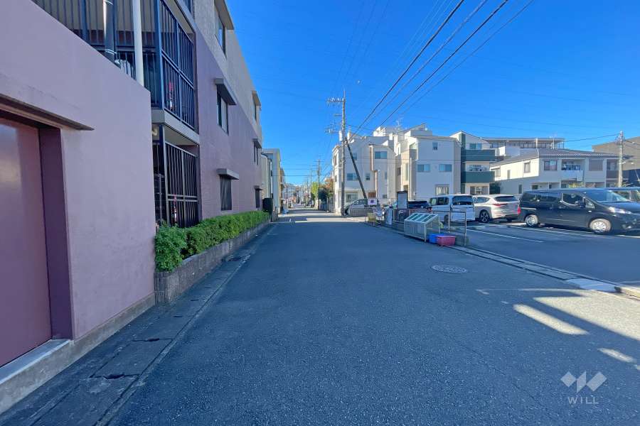 敷地北側の前面道路（東側から）