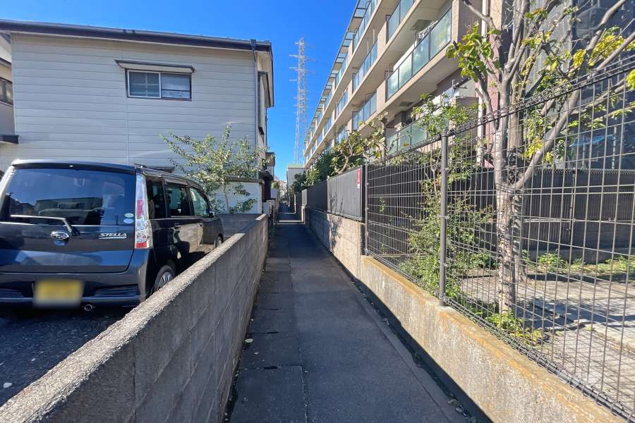 敷地南側の前面道路（東側から）