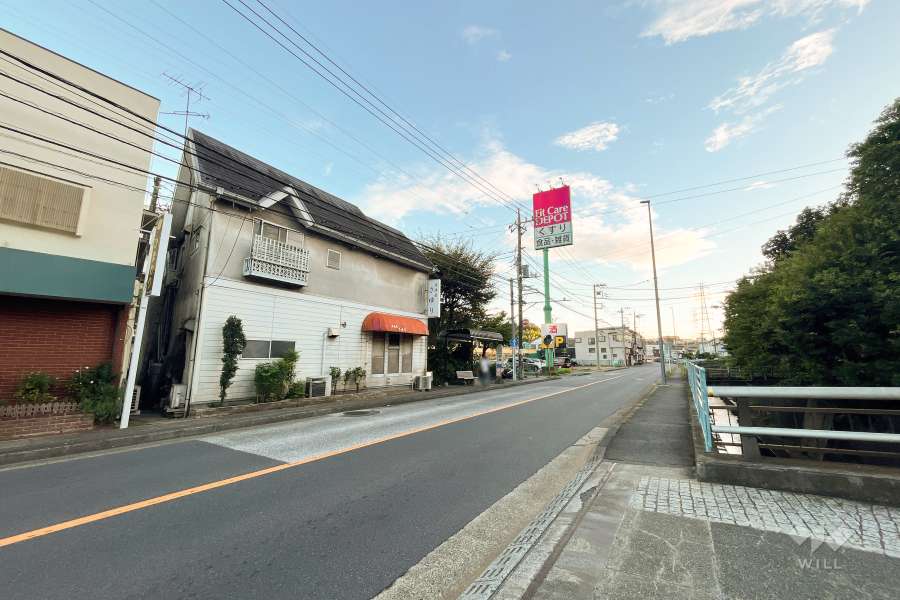 敷地南東側の前面道路（北東側から）